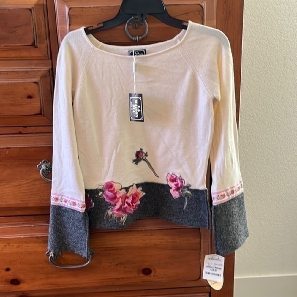 NWT La Maison Blu, Made In Italy, Women’s gorgeous cream sweater, size 6.